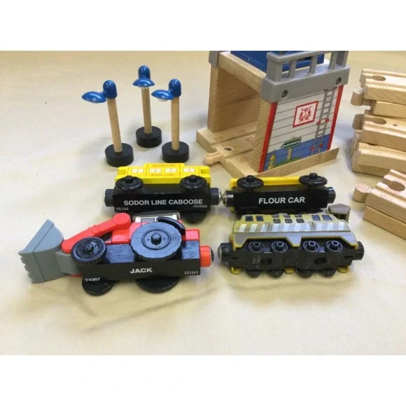Thomas & Friends Wooden Railway Spotlight, tracks, Diesel 10, Jack, and more - Picture 4 of 4